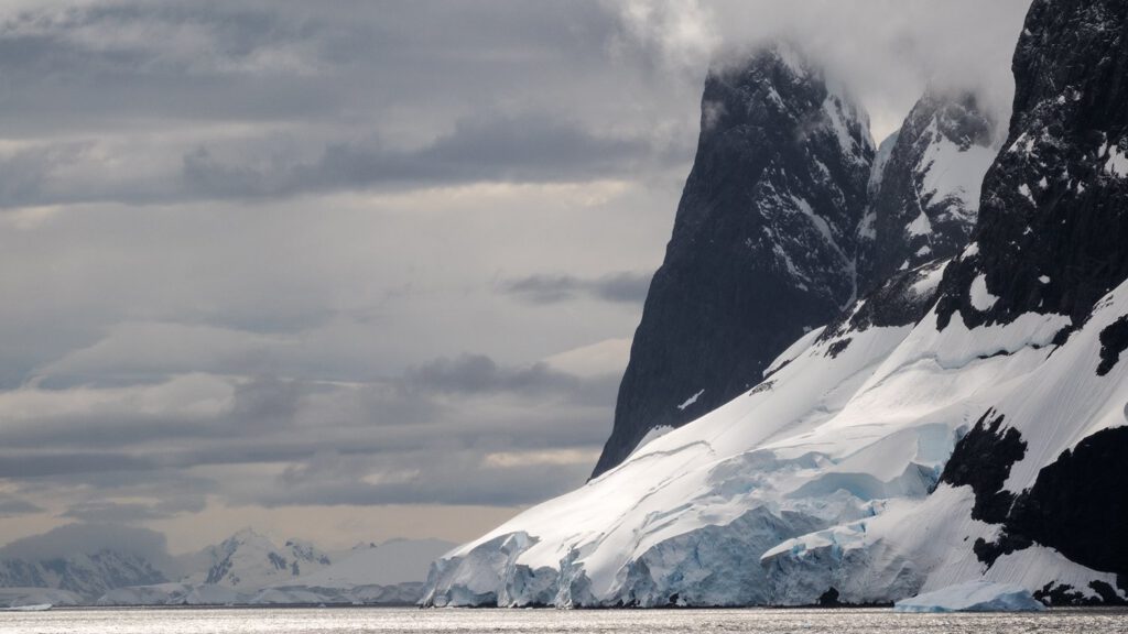 Unas Peaks II, Lemaire Channel